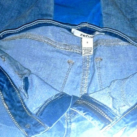 2 PAIRS-HOLLISTER & REFUGE BRAND -EUC-JEANS LIGHT & DARK-WASH - Picture 4 of 8